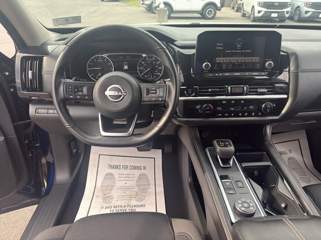 2025 Nissan Pathfinder SV